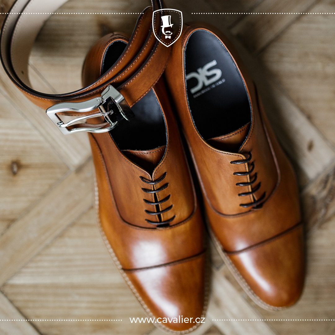 Brown Oxford leather shoes and a matching belt worn with a Cavalier made-to-measure suit