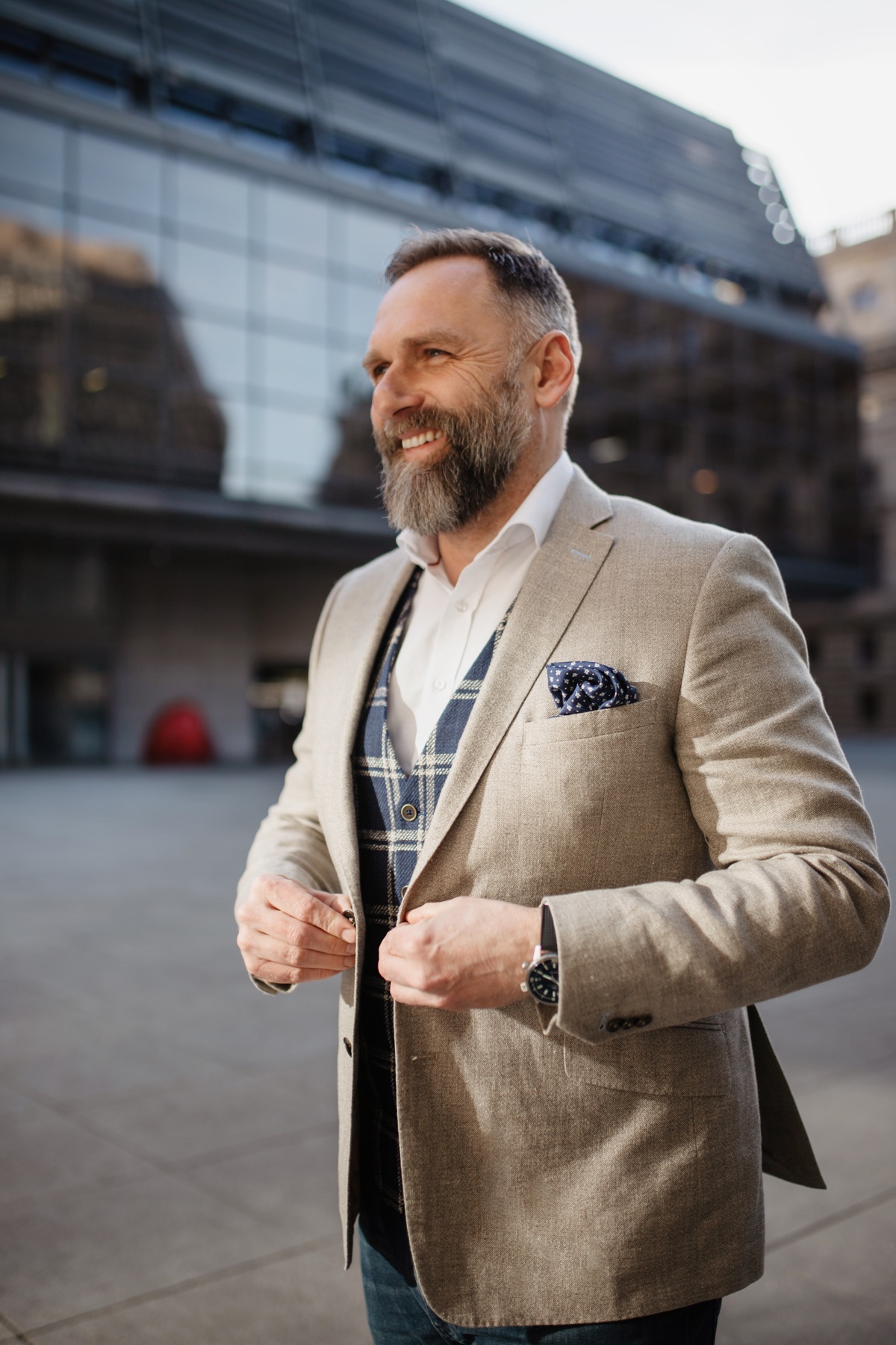 Michal Frost in a light beige Cavalier blazer with a checked waistcoat