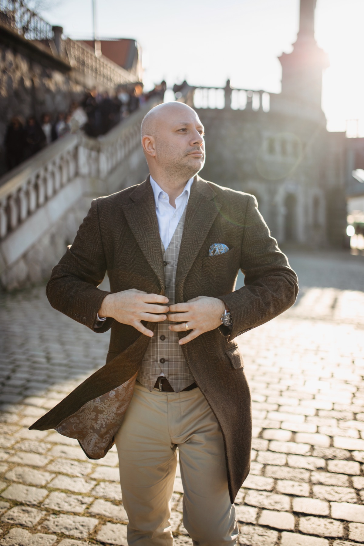 Peter Oberta v hnědém kabátu Cavalier přes kostkovanou vestu